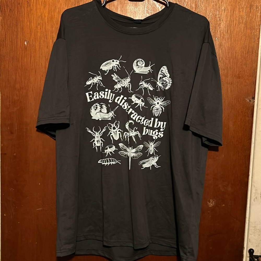 Easily distracted by bugs tee size XL
Brand Romwe